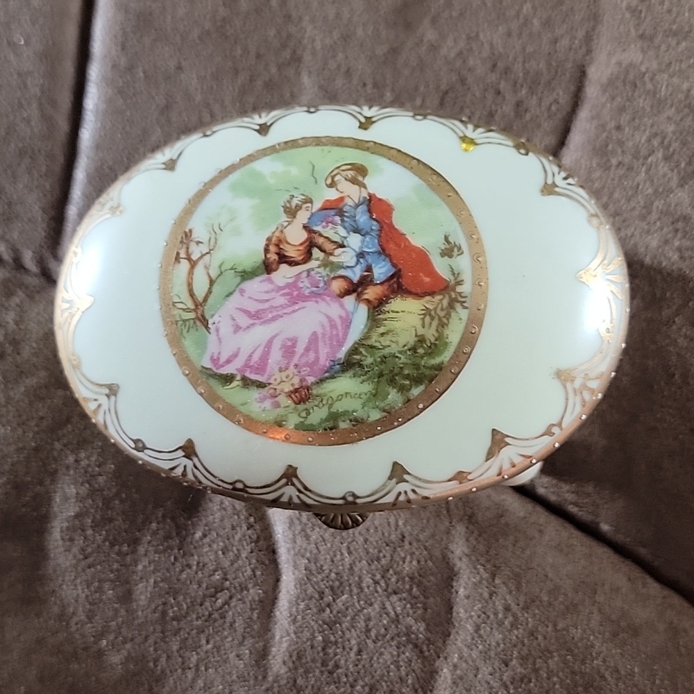 Vintage porcelain trinket box
